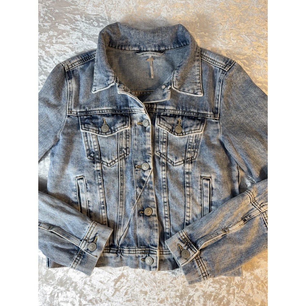 Free People Denim Jacket XS Light Wash Trucker Button Front Cotton Blend‎